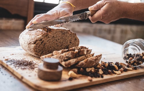 Pane integrale e frutta secca